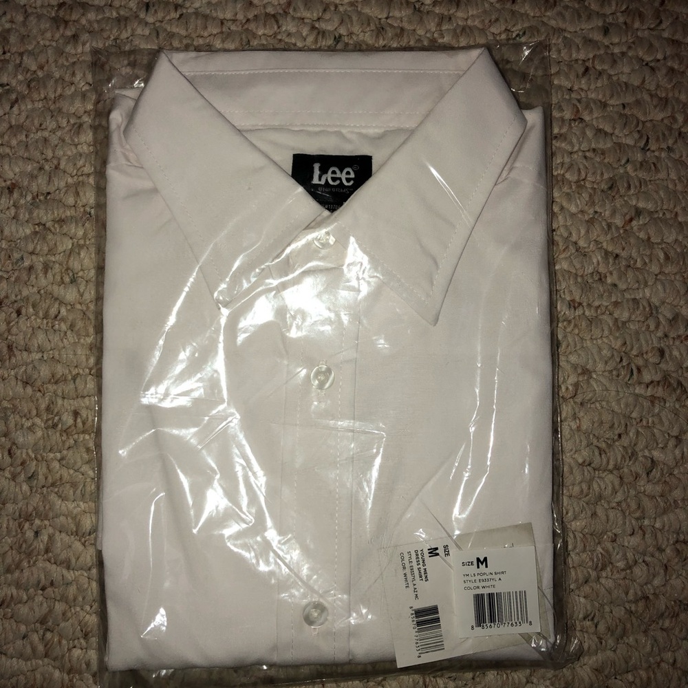 Men’s white button down shirt never worn!!